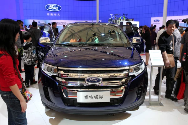 Посетители Смотрят Ford Edge Шанхайской Международной Выставке Автомобильной Промышленности Известной — стоковое фото