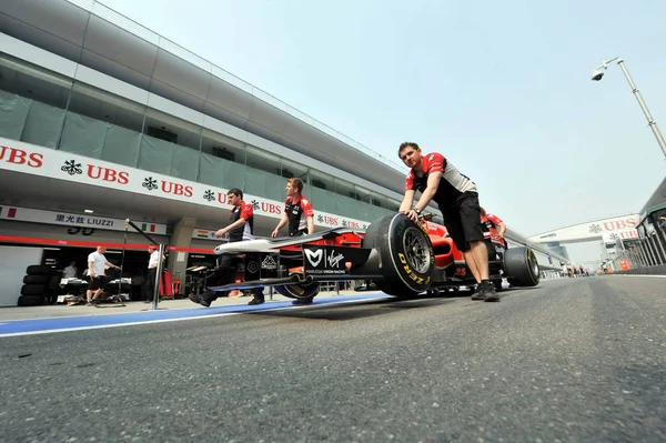 Técnicos Equipe Virgin Racing Testa Carro Corrida Poço Circuito Internacional — Fotografia de Stock