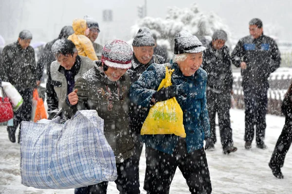 Los Residentes Locales Caminan Calle Nieve Pesada Ciudad Taiyuan Noroeste — Foto de Stock