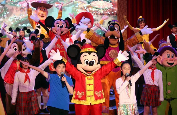 Walt Disney Zeichentrickfiguren Und Chinesische Studenten Treten Beim Ersten Spatenstich — Stockfoto