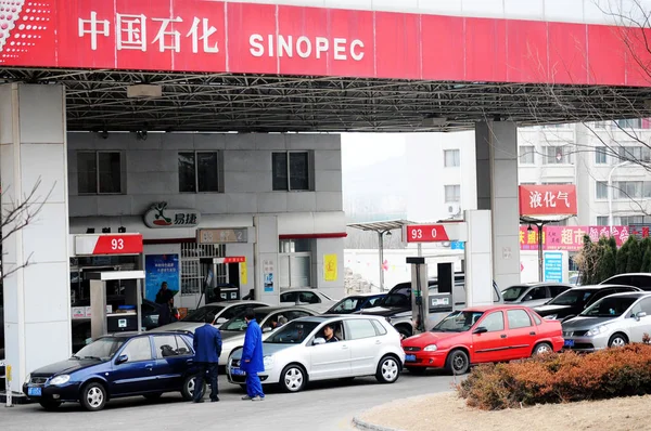 Kínai Vezetők Sorban Autóikat Hogy Üzemanyagú Egy Benzinkútnál Sinopec Qingdao — Stock Fotó