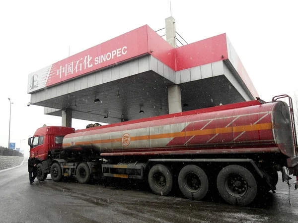 Ein Lkw Versorgt Eine Tankstelle Der Sinopec Mit Kraftstoff Auf — Stockfoto