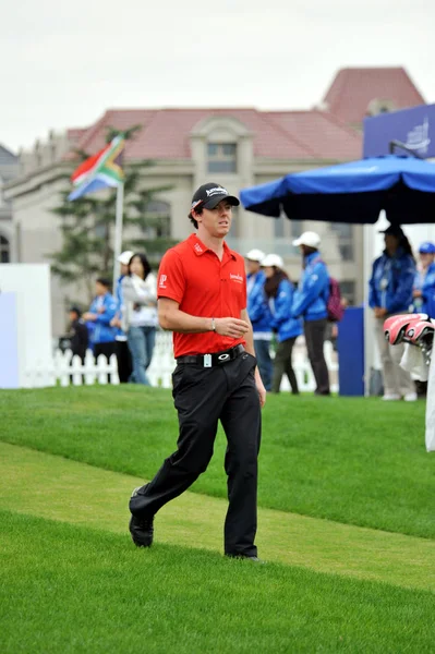 2011年10月27日 在中国上海举行的马拉伦湖上海大师赛高尔夫锦标赛上 北爱尔兰的罗里 麦克利利期待着 — 图库照片