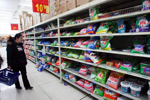 Китайский Покупатель Покупает Стиральный Порошок Перед Полупустой Полкой Супермаркете Шанхае — стоковое фото