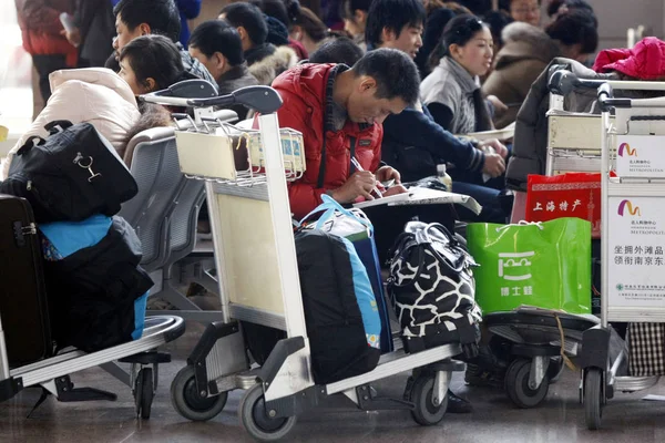 File Pasajeros Esperan Sus Vuelos Aeropuerto Internacional Shanghai Pudong Shanghai — Foto de Stock