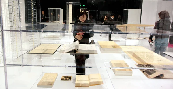 Besucher Betrachten Bücher Über Chanel Während Der Culture Chanel Ausstellung — Stockfoto