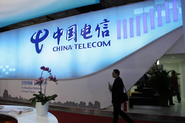 File Homem Passa Por Stand China Telecom Uma Feira Pequim — Fotografia de Stock