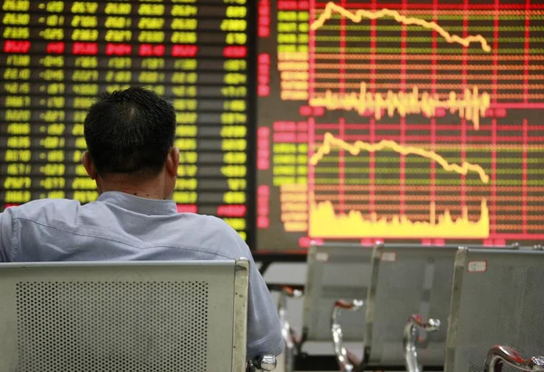 Een Chinese Investeerder Kijkt Naar Aandelenkoersen Groen Voor Prijs Vallen — Stockfoto