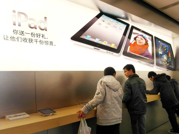 Compradores Experimentar Ipad Tablet Pcs Uma Apple Store Xangai China — Fotografia de Stock