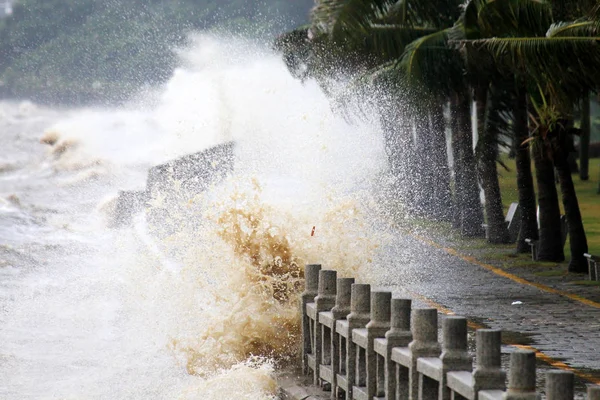 Big Waves Caused Typhoon Nesat Hit Sea Wall Zhuhai City — Stock Photo, Image