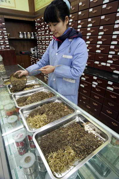 Farmaceutic Chinez Distribuie Medicina Tradiţională Chineză Farmacie Tcm Din Oraşul — Fotografie, imagine de stoc