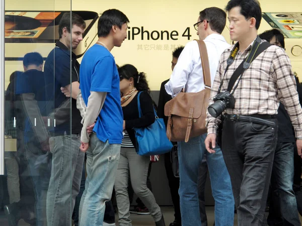 Clientes Experimentam Smartphones Iphone Uma Apple Store Shanghai China Outubro — Fotografia de Stock
