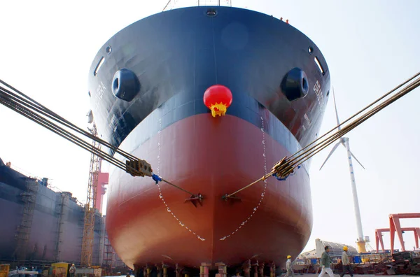 Робітники Дивляться Великий Вантажний Корабель Який Буде Запущено Верфі Ddhi — стокове фото
