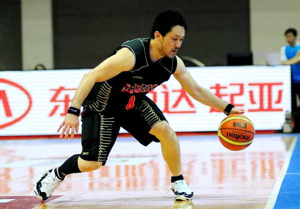 2011年6月12日 在中国东部江苏省南京市举行的2011年东亚篮球锦标赛 组比赛中 日本的新介 Kashiwagi 与蒙古交手 — 图库照片