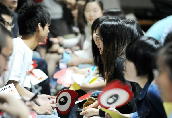 2011년 22일 후베이성 우한시의 대학교에서 매치메이킹 행사에서 여학생과 학생들의 커플이 — 스톡 사진