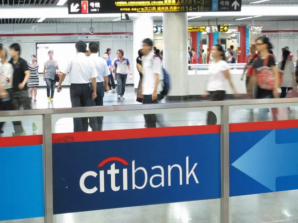 Voetgangers Lopen Langs Een Billboard Van Citibank Een Metrostation Shanghai — Stockfoto