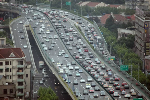 Massas Carros Ônibus Movem Lentamente Engarrafamento Viaduto Durante Último Dia — Fotografia de Stock