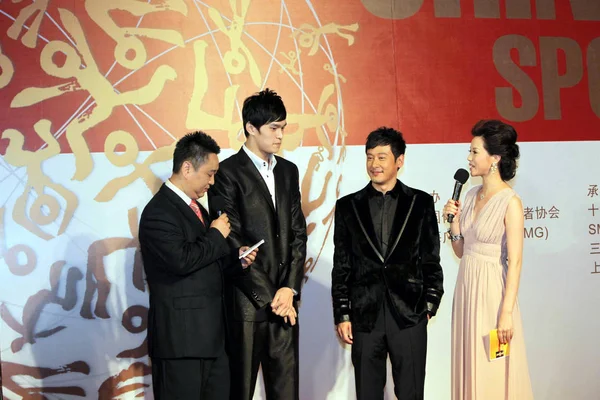 中国の水泳世界チャンピオンサンヤン 2番目の左は 中国トップ10のための授賞式に出席します象山 寧波市 東中国浙江省のローレウス スポーツに恩恵を与える10月11日2011 — ストック写真
