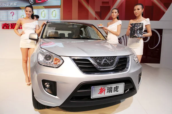 2010年12月21日 在中国广东省南部广州市举行的第八届中国 国际汽车展览会 广州汽车 2010 模特们在奇瑞 Tiggo 旁边摆姿势 — 图库照片