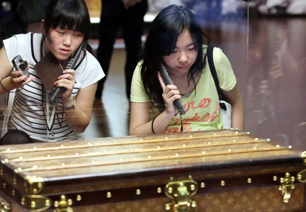 Посетители Смотрят Чемодан Выставке Louis Vuitton Voyages Национальном Музее Китая — стоковое фото