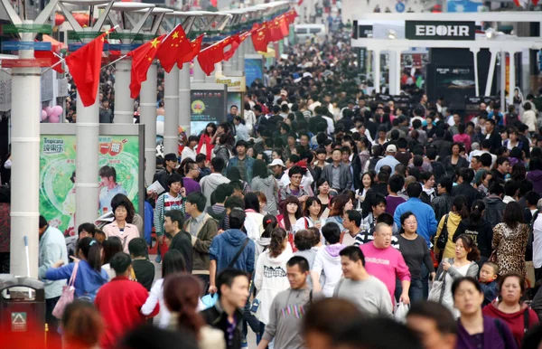 Turister Och Lokalbefolkningen Publiken Shoppinggata Nationaldagen Semester Qingdao City East — Stockfoto