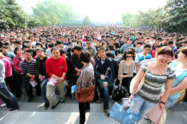 Scharen Von Prüflingen Warten Vor Einem Prüfungsort Der Stadt Wuhan — Stockfoto