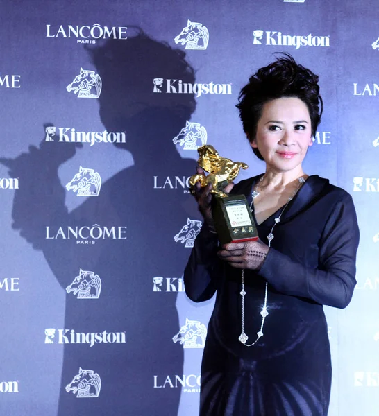 Hong Kong Actress Deannie Yip Deannie Holds Her Trophy Best — Stock Photo, Image