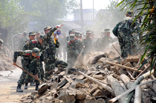 Chińskich Strażaków Poszukiwania Ocalałych Ofiar Gruzach Budynku Zniszczonej Przez Trzęsienie — Zdjęcie stockowe