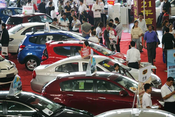 Πελάτες Αγοράζουν Αυτοκίνητα Μια Αγορά Αυτοκινήτων Στο Weifang Ανατολικά Τσινίας — Φωτογραφία Αρχείου