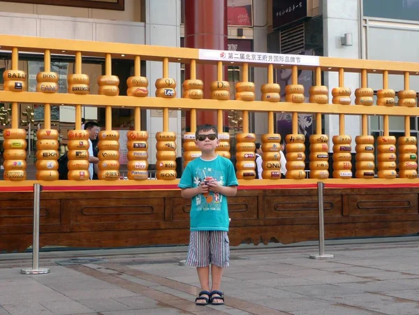 Een Bezoeker Poses Door Een Enorme Gouden Abacus Wangfujing Walking — Stockfoto
