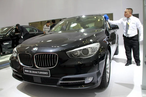 Worker Dusts Bmw Series Gran Turismo Auto Show Haikou City — Stock Photo, Image