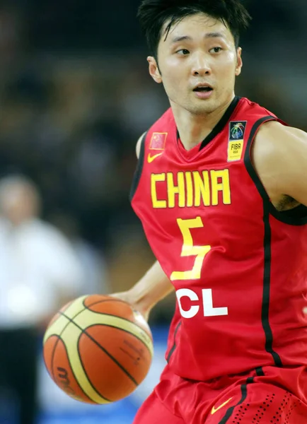 2011年9月21日 中国湖北省武汉市第26届菲巴亚洲锦标赛第二轮对阵日本的比赛中 中国的刘伟在比赛中运球 — 图库照片
