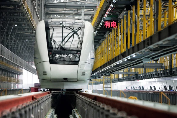 Trem Crh China Railway Alta Velocidade Retratado Uma Estação Manutenção — Fotografia de Stock