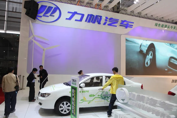 Návštěvníci Jsou Viděni Stánku Lifan Motors Během Autoshow Šanghaji Číně — Stock fotografie