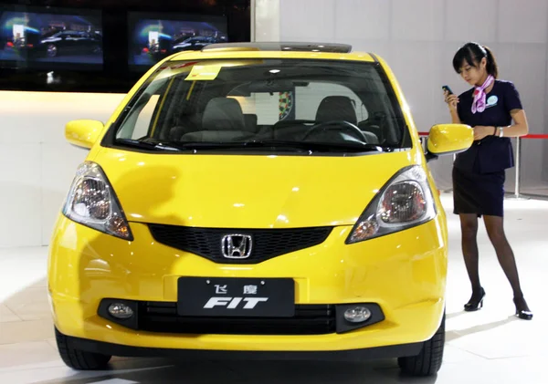 Uma Equipe Chinesa Usa Telefone Celular Lado Honda Fit Durante — Fotografia de Stock