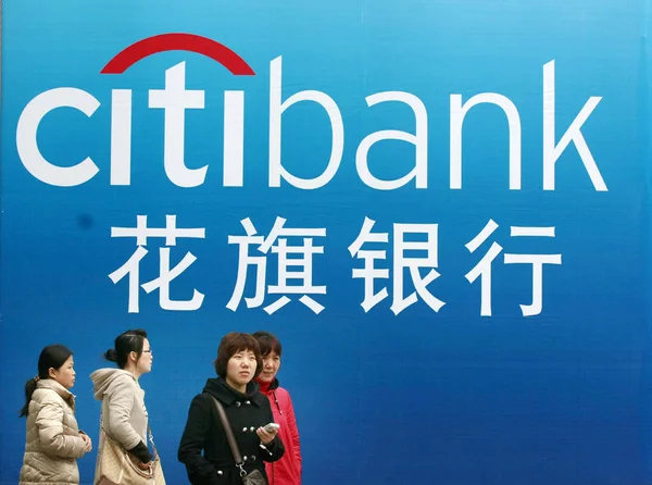 Los Residentes Locales Pasan Frente Cartel Citibank Ciudad Nanjing Provincia — Foto de Stock