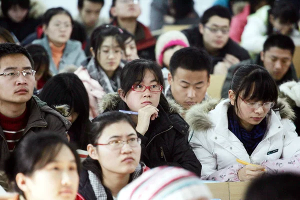 2009年12月6日 中国学生在中国东部山东省魏坊市魏坊大学上课时被拍到 — 图库照片