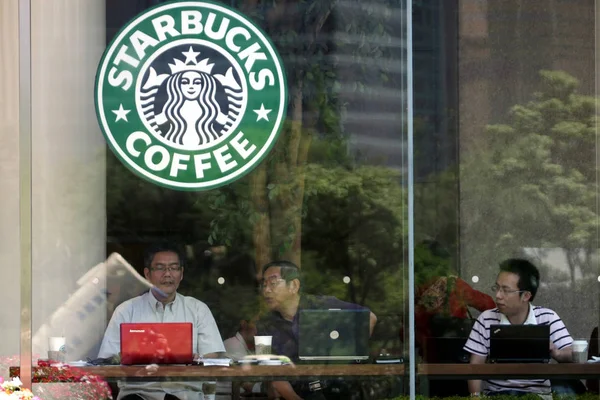 2011年5月24日 中国上海星巴克咖啡厅 顾客使用笔记本电脑 — 图库照片