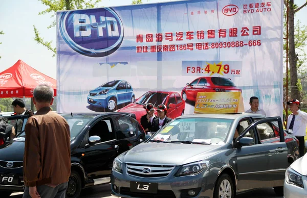 2011년 14일 산둥성 칭다오시에서 자동차 쇼에서 바이드 자동차를 바라보고 방문객들 — 스톡 사진
