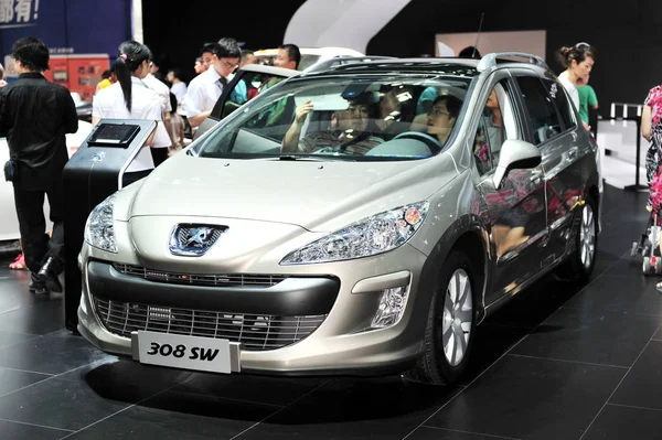 Visitatori Provano Peugeot 308 Durante Salone Automobilistico Nella Città Shenzhen — Foto Stock