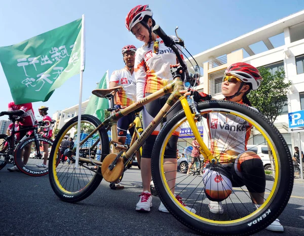 Los Ciclistas Chinos Prueban Bicicletas Bambú Durante Evento Ciclismo Con — Foto de Stock