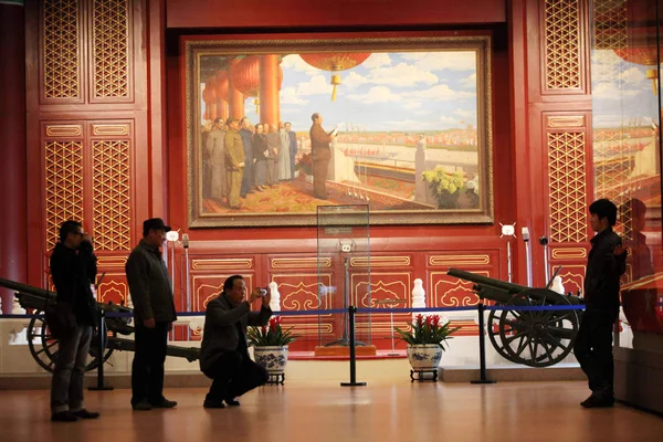 2011年3月1日 中国北京国家博物馆 参观者参观展览 — 图库照片