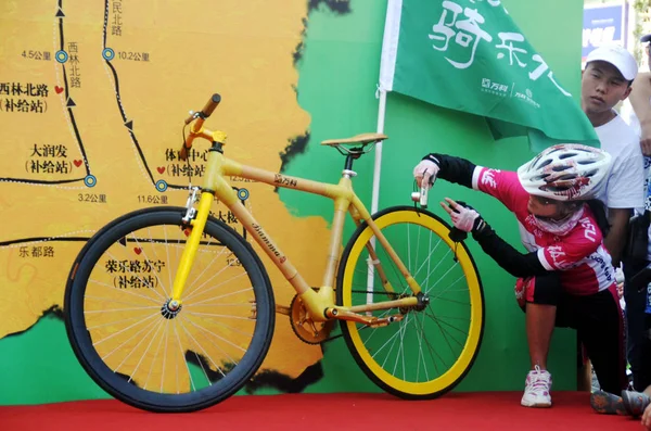 Los Residentes Locales Observan Una Bicicleta Bambú Durante Evento Ciclismo — Foto de Stock