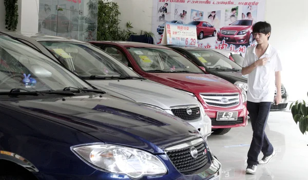 Homem Passa Por Carros Byd Concessionário Byd Cidade Haikou Sul — Fotografia de Stock