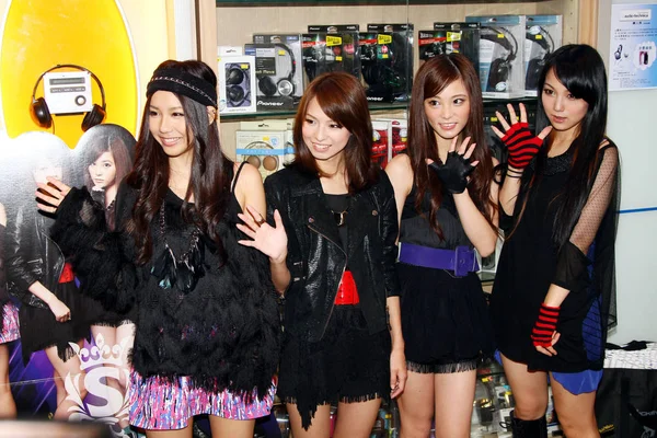 日本のガールズ バンド スキャンダルのメンバー 中国で Dvd ショップでファンと会議に出席 2011 — ストック写真