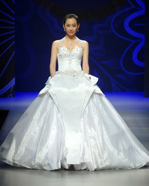 2011 中国北京で中国 2012年春夏ファッション ウィークで Famory カップ中国ウェディング ドレス デザイン コンテスト — ストック写真