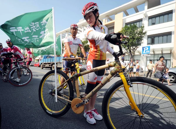 Chinese Fietsers Proberen Bamboe Gemaakte Fietsen Uit Tijdens Een Koolstofarm — Stockfoto