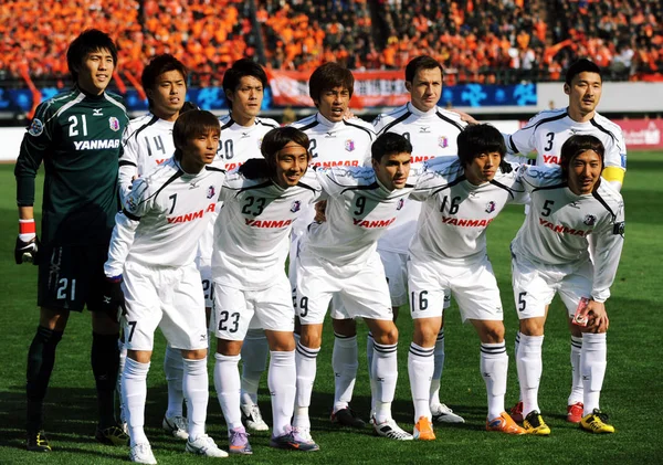 Футболисты Японского Футбола Сересо Осака Позируют Перед Соревнованиями Чайнасом Шаньдуном — стоковое фото