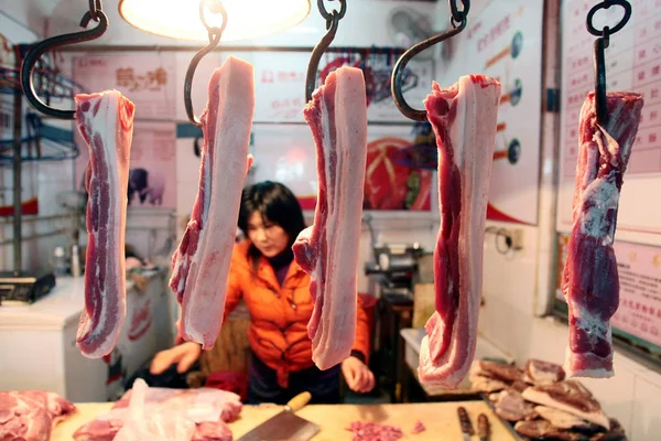 Китайський Постачальник Продає Свинини Вільному Ринку Шанхаї Китай Березня 2011 — стокове фото