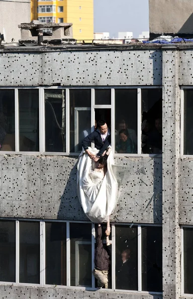 Rescuers Tentar Puxar Jovem Vestida Com Seu Vestido Casamento Que — Fotografia de Stock